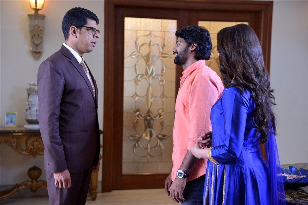 Photo from the movie Meelo Evaru Koteeswarudu