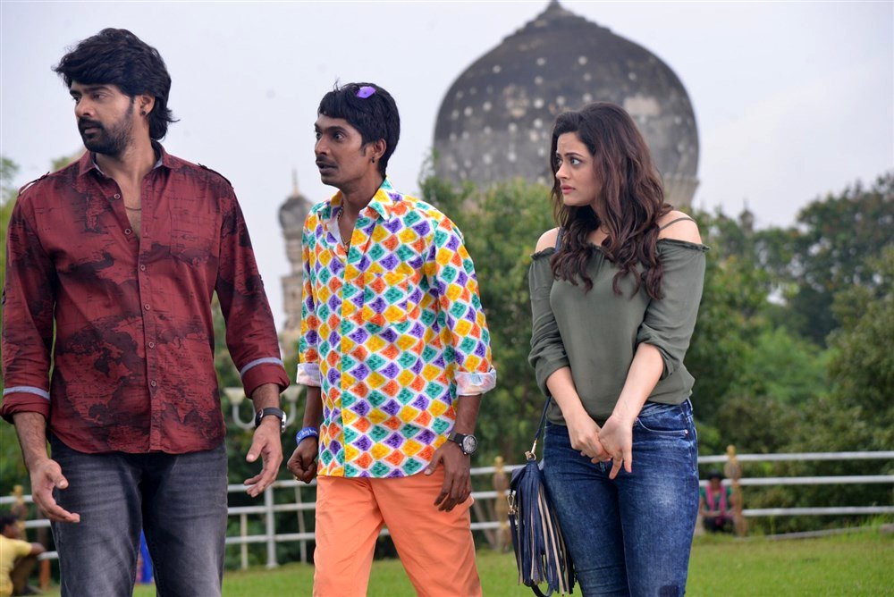 Photo from the movie Meelo Evaru Koteeswarudu