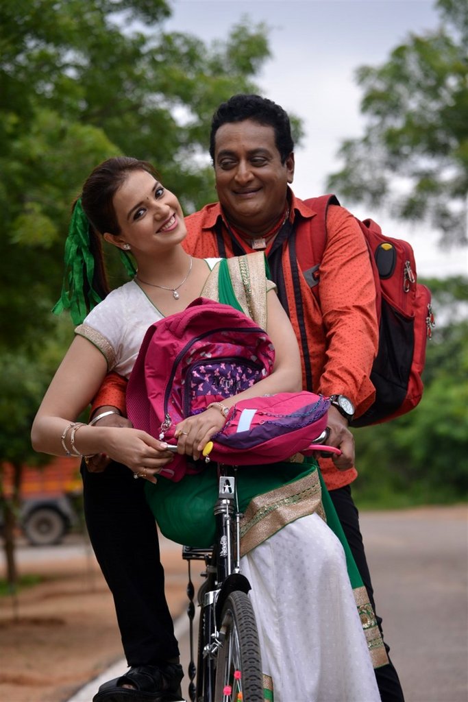 Photo from the movie Meelo Evaru Koteeswarudu