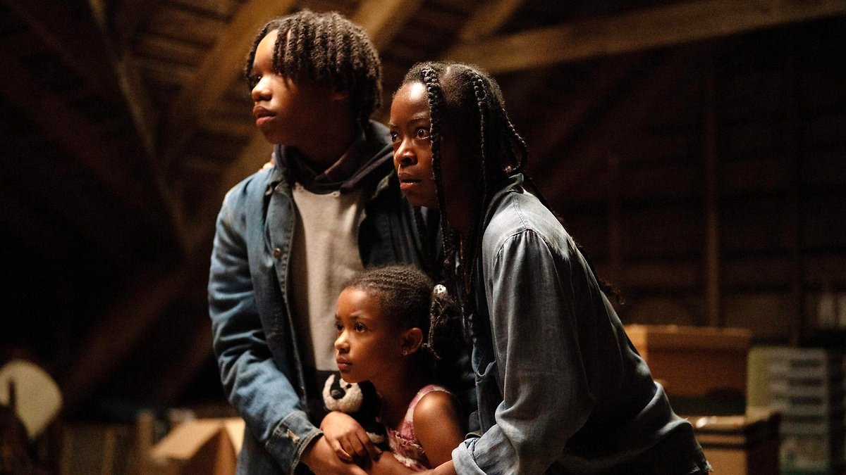 Photo from the movie The Woman in the Yard