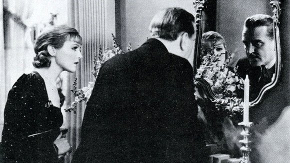 Photo from the movie The Kiss Before the Mirror