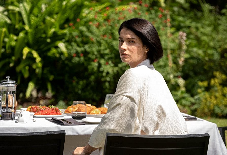 Photo from the movie Behind Her Eyes